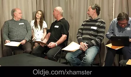 Miranda Miller tiukkapillu Masturboi riisumatta kenkiään.