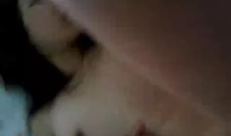 Naapuri ruokkii Emily lihavat pillut Willisiä sohvalla.