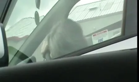 Blondi lämpenee granny pillu suihinotolla ennen naimista.