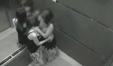 Kolmen kimppa seksiä miehen tiukkapillu kanssa.