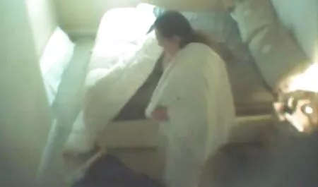 Seksiä karvainen pillu porno johtajan kanssa takahuoneessa.