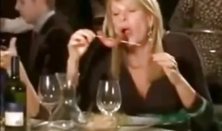 Nuorella miehellä on kaunis tyttö vanhat naiset porno tropiikissa.