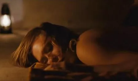 Kate kosketti vaginaansa. karva porno