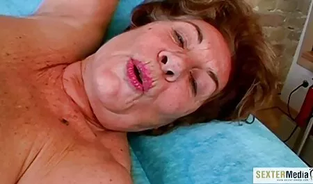 Blondi vanha nainen sex rakastelee mustan miehen kanssa.