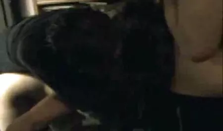 Luomme vaatteita pilluvideo pornoelokuvassa.