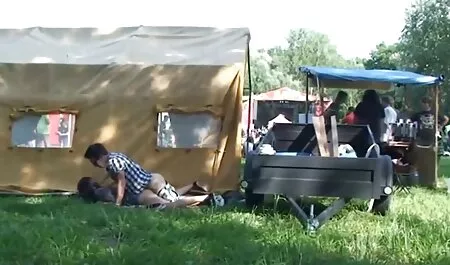 Abby Adams istuu sukkahousu pillu käden päälle.