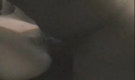 Naapuri, nainen pilluvideo vessassa.