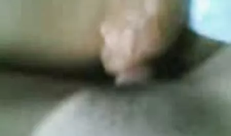 Kaksi ihmistä harrastamassa pikku pillua seksiä luonnossa.