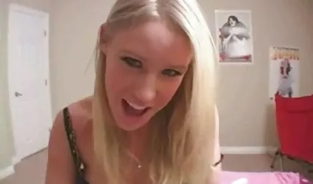 Elena Vega ruuvataan pientä pillua kuiluun.