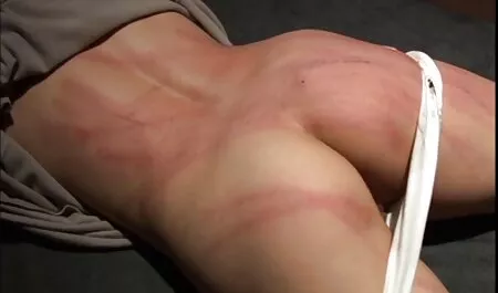 Puunhakkaaja hattu alaston pillu puunhakkaaja sohvalla.