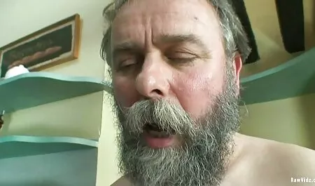 Äiti tekee karvainen pillu miehestä nössön.
