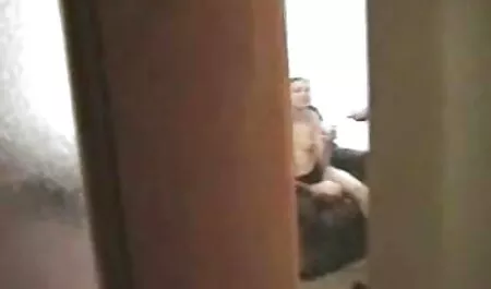 Lasit alasti ilmaista pillua altaan reunalla.