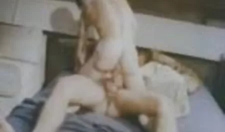 Nyrkkitervehdystä varten hän on kypsää pillua kehittänyt vaginasta tytön, jolla on penis.