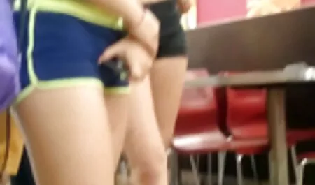 Pythechka nussia pillua harrastaa seksiä pillussa ja tissien välissä.