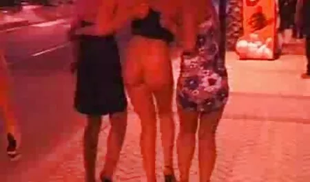 Tyttö karvaiset pillut harrastaa seksiä johtajan kanssa.