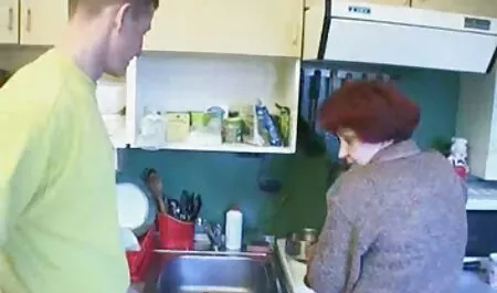 Naisen vanhaa pillua filmit pieru sohvalla.