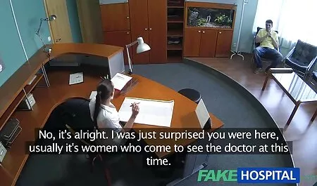 Näyttävä kaunotar näyttää näyttelijävalinnoissa viehätysvoimaansa. porno vanha nainen