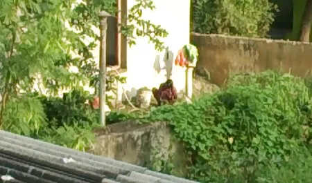 Musta mies tunkeutui peniksen kanssa vaalean tytön suuhun. pilluvideo
