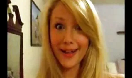 Blondi lanseerattiin pillua saappaissa video keittiössä.