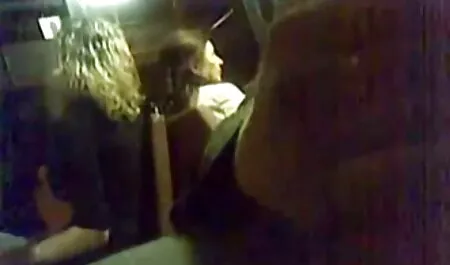 Hän nousi suihkusta ja harrasti porno pillu seksiä nuoren miehen kanssa.