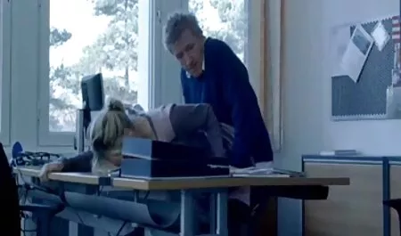 Mies, kaksi tyttöystävää. karvainen pillu