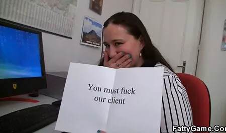 Jäätelön ystävä, joka syö ja kiimaisia pilluja ruokkii spermaa.