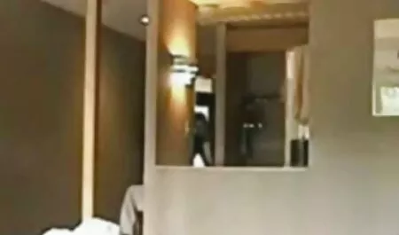 Kaunis tyttö riisuutuu (video 18 tiukkapillu v.).