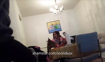 Kolme tyttöä kääntyy imee hänen pornopillu kullinsa.