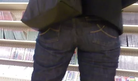 Tytöllä on lippu Kaljun vanha nainen porno miehen kanssa asuntolassa.
