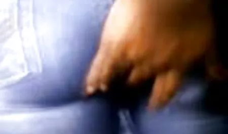 Siniset korut kotirouva porno tatuoijan avulla.
