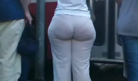 Seksiä nuorta pillua kiharan tukan kanssa.