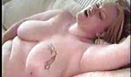 Blondi kaupassa. pientä pillua